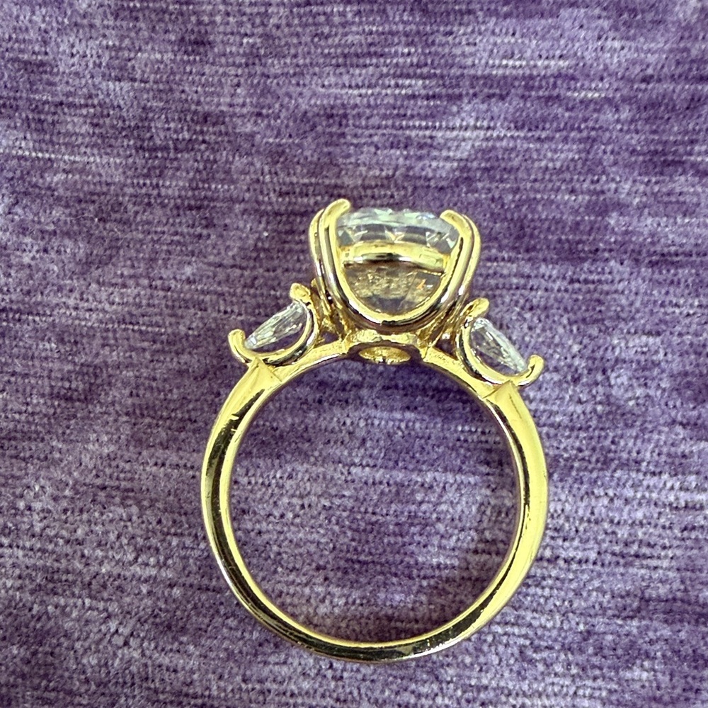 Size 6 Elegant Cubic Zirconia oval diamond  Women's Ring - Picture 3 of 8